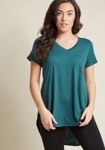 This dark green tee is dedicated to a life of relaxation! Yours to call on anytime you&rsquo;re struck with the urge for comfiness, this roomy, high-low-hemmed shirt is soon to be your favorite basic. by FT-3107