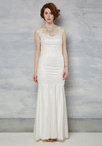 Chorus of Gorgeous Maxi Dress in White by Decode 1.8