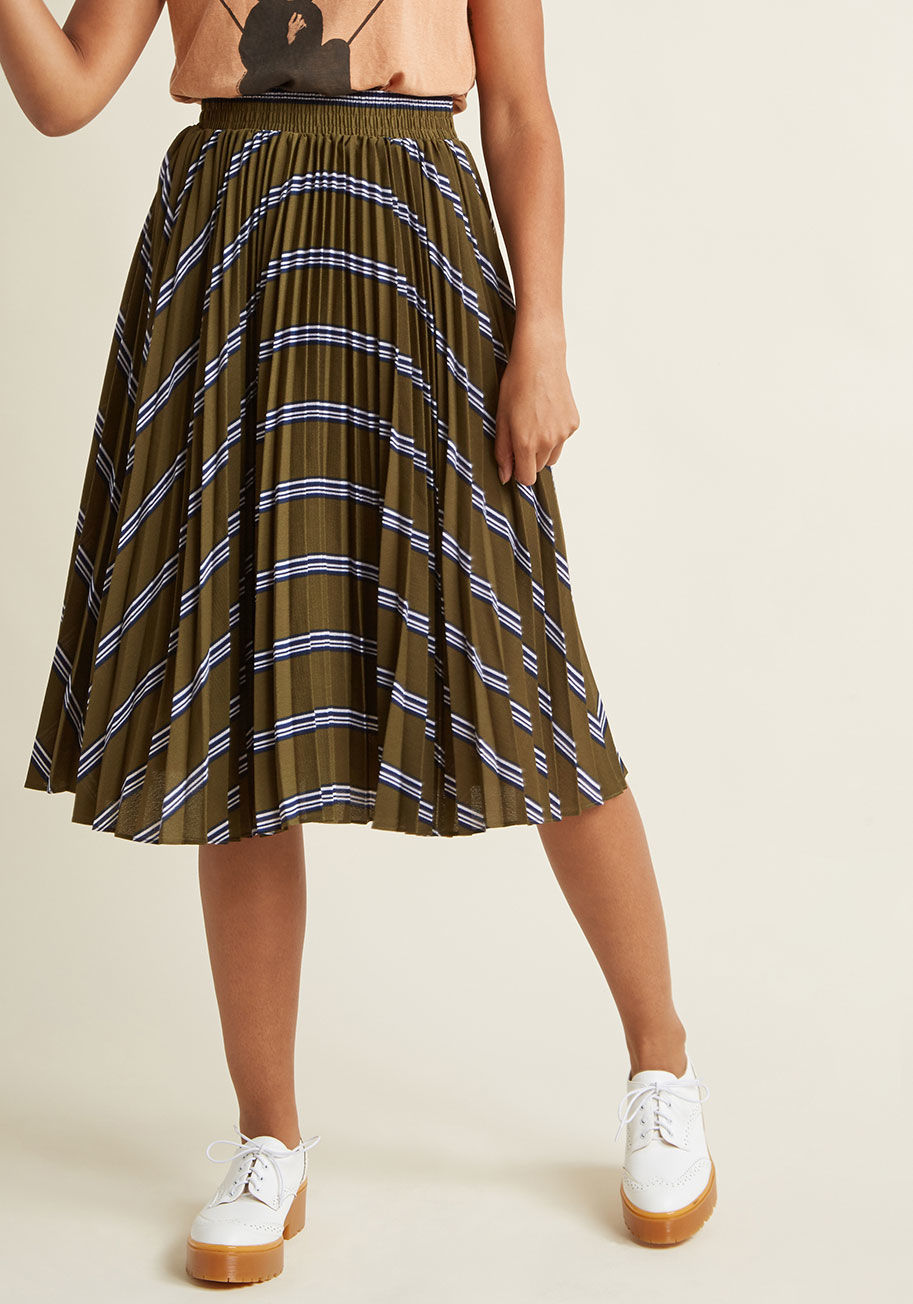  - Longing for your next big wardrobe refresh? Snatch up this olive green skirt, and watch your pre-existing pieces come to life with vibrant, new energy! Crop tops, graphic tees, and button-up blouses are all great pairings to the gathered high waist, navy 