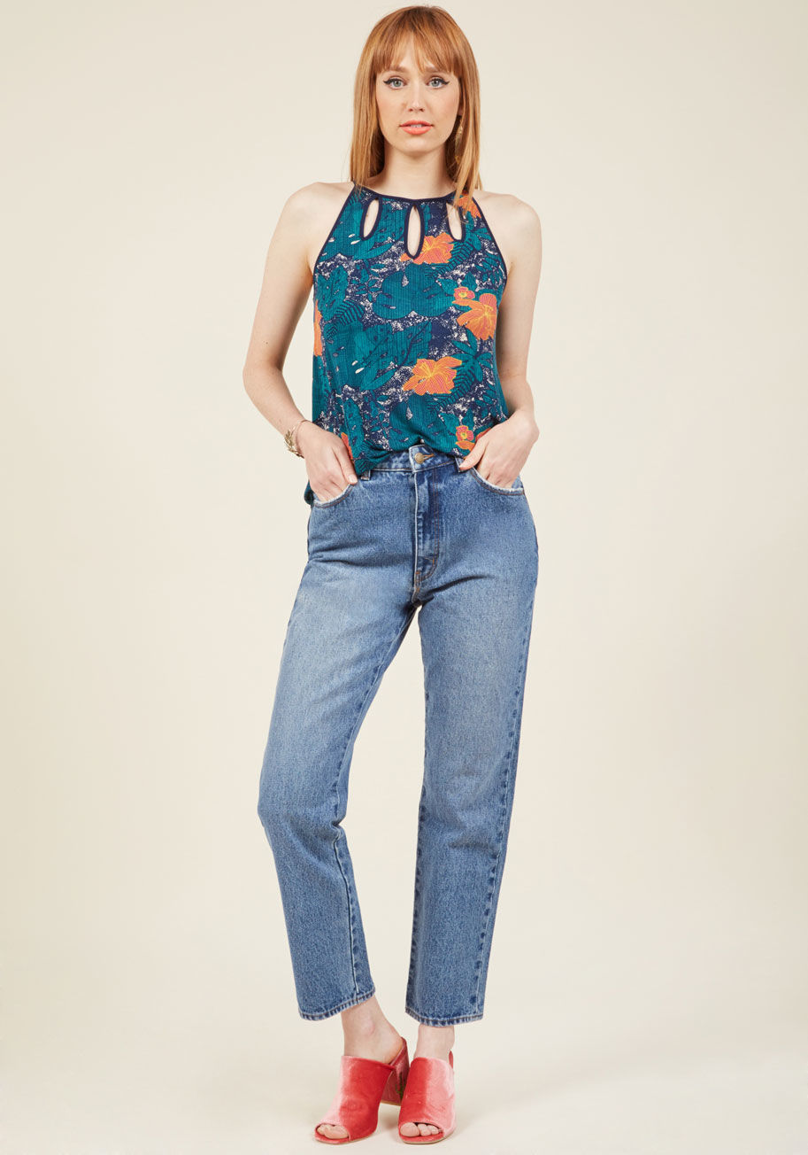  - Teaming up with these light-wash jeans by Rolla&rsquo;s only means one thing - happy days are here to stay! A relaxed fit with a high waist, lightly distressed pockets, and tapered legs characterize this vintage-inspired pair, so move on over, diamonds - 