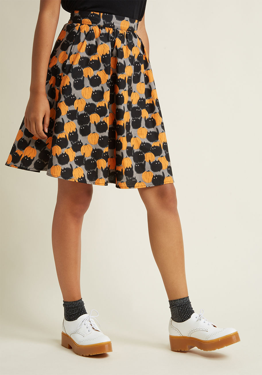  - Who, you? You're just rocking an amazing novelty print skirt, like usual! Covered with fuzzy black cats and plump pumpkins, this grey cotton bottom - made