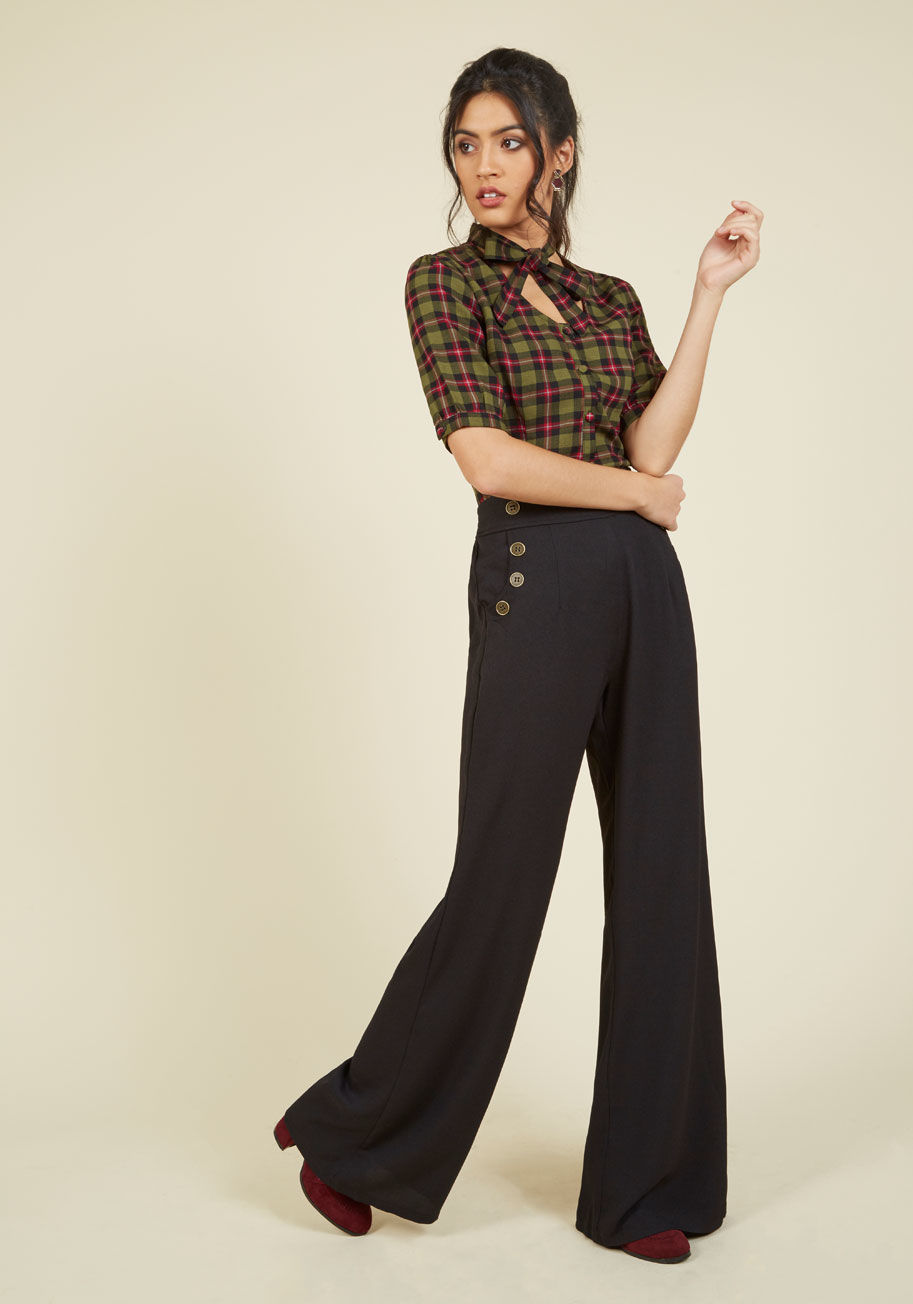 You take any opportunity to go above and beyond so today, you apply your next-level attitude to your style by wearing these wide-legged linen trousers. The bronze sailorette buttons lining the pockets are your medallions of honor for forward-thinking! by 