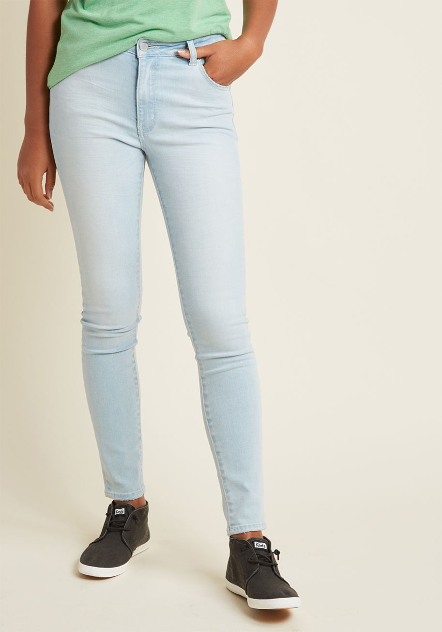 12302 - Only the perfect pair of skinny jeans acts as the go-to with crop tops, blouses, and sweaters alike. And, that's exactly the role of this high-waisted pair by Rolla's! With a hint of stretch and the perfect light wash, this five-pocket pair is your favori