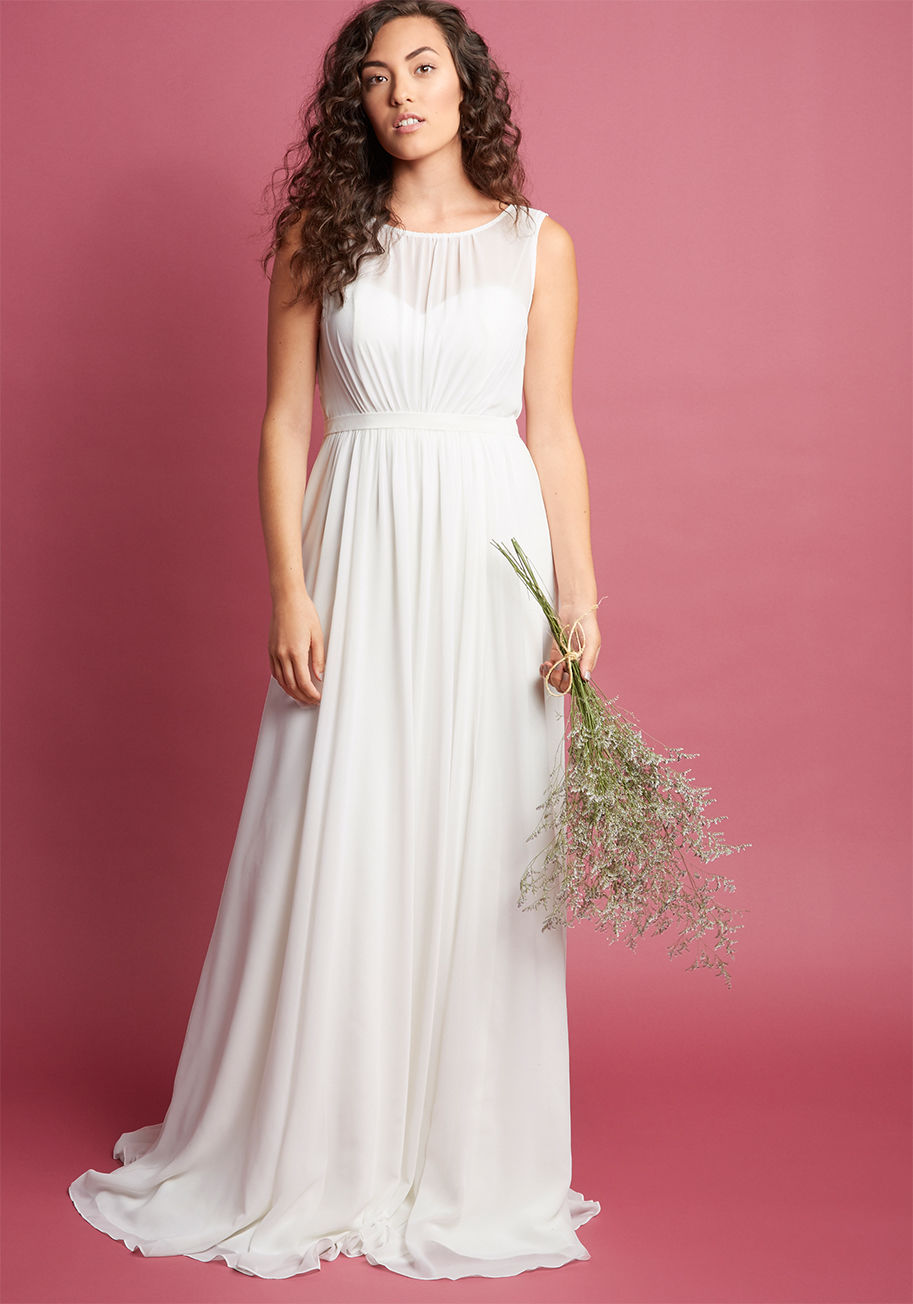 1381B - Sometimes life is so good it feels like a dream, and the day you don this ivory bridal gown by Jenny Yoo will be the most magical one imaginable! This sweetheart style is gorgeously swathed