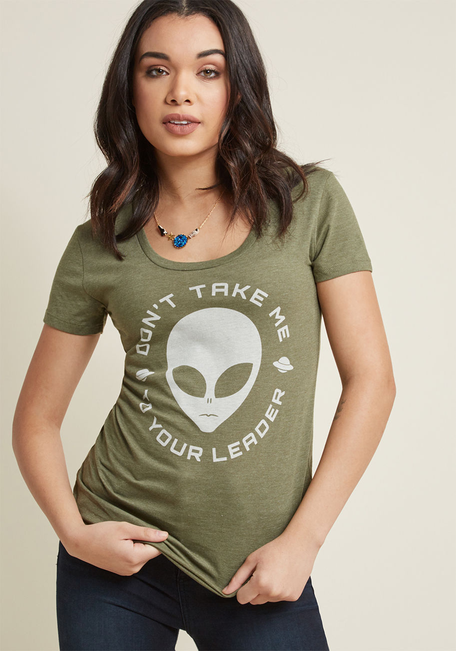 4131W - The otherworldly visitor on this olive green graphic tee is only interested