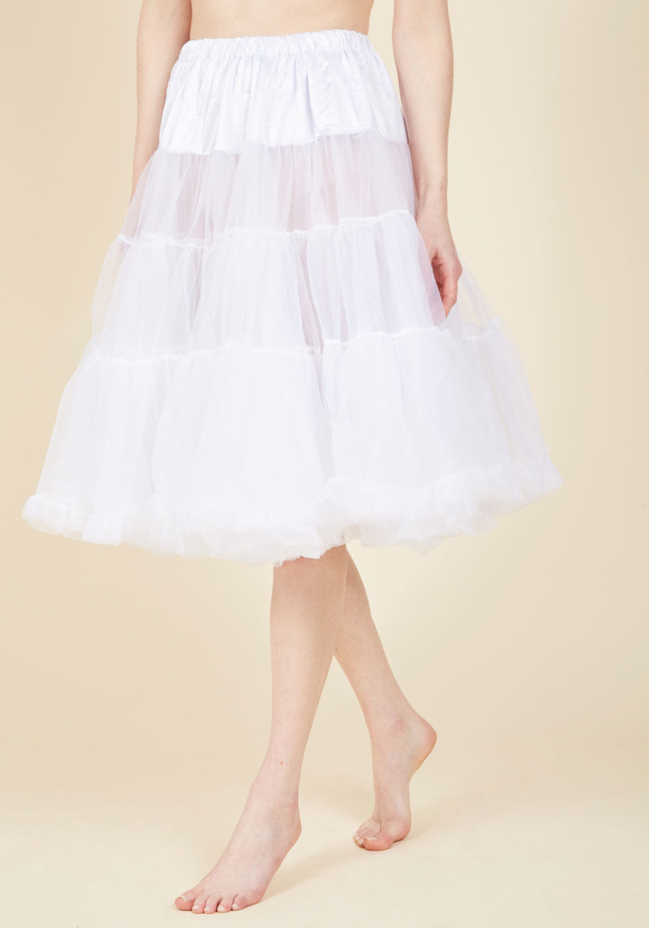 5180 - Thanks to this crisp white petticoat from Hell Bunny, your sprightly skirts and dresses bob with whimsy and vivacity. This classic petticoat features a comfortably elasticized waistband, flirty ruffles, and two full layers of tulle that are smooth to the 