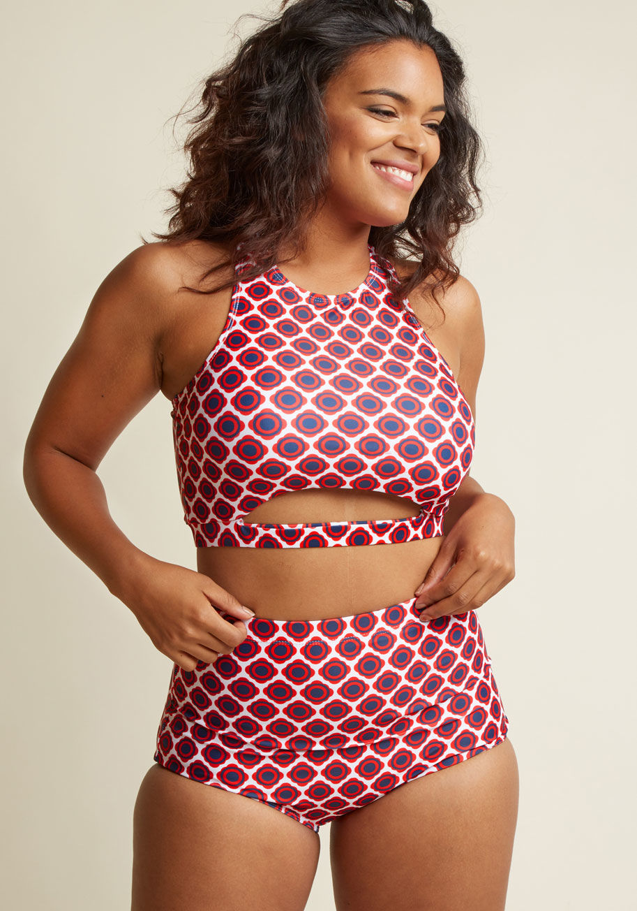 910D - Take your style to new heights by picking this sporty swim bottom for a parasailing adventure! As you soar over the sea, beachgoers admire the navy, red, and white geometric print of this high-waisted bikini - see, you're making waves with each fashionabl