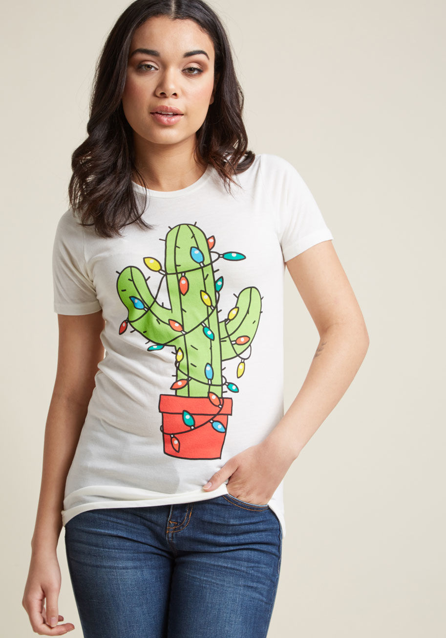 A9366AWO1 - All corners of the earth are gearing up for the holiday season, including the cute cactus screen printed on this off-white graphic T-shirt! Decorated with a festive tangle of colorful string lights, this spruced-up Saguaro tee will express your own excite