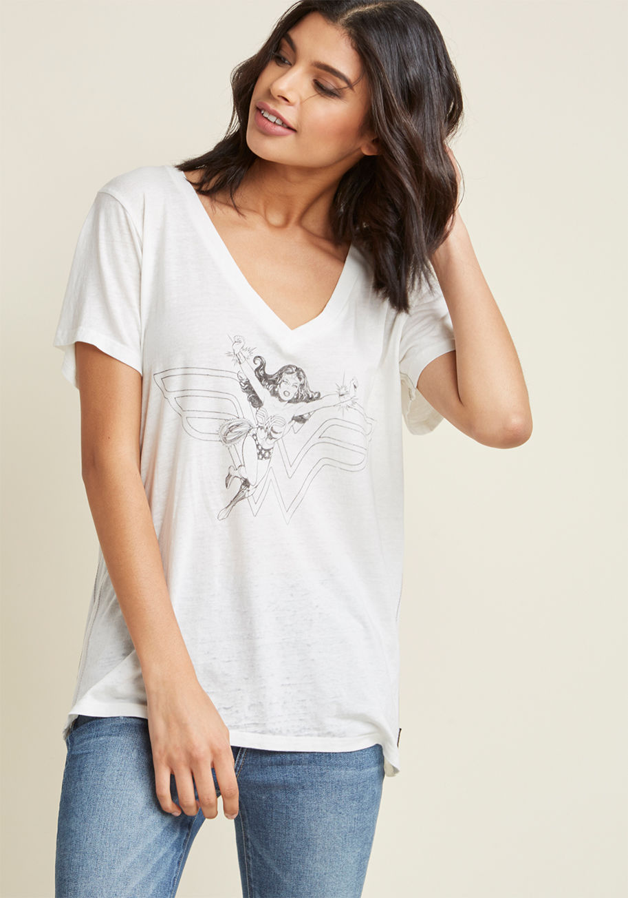 BW1754 - Looking to boost your brio? Nab this Wonder Woman graphic tee by TRUNK LTD., and indulge