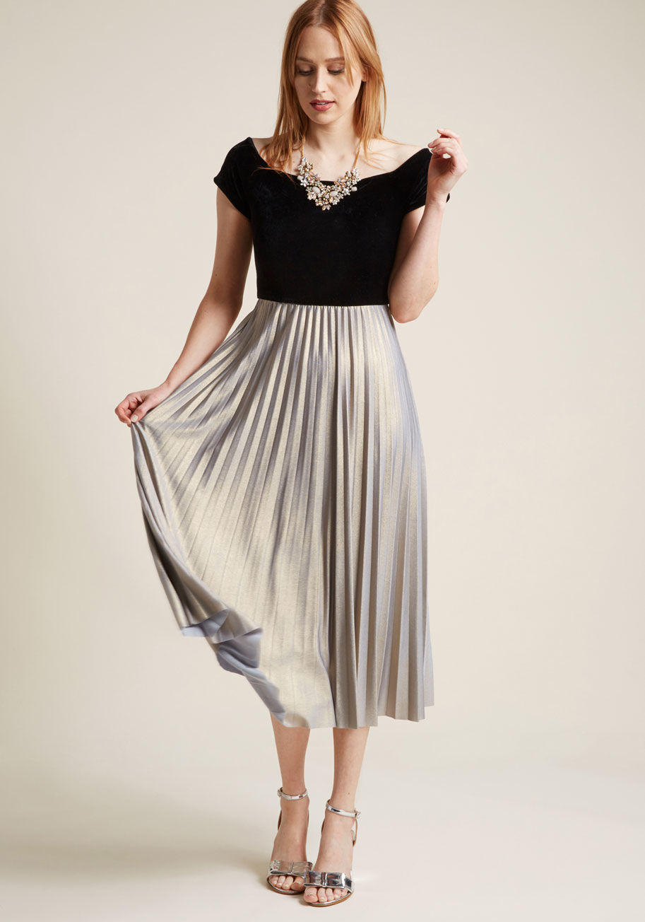 D5640M - Your affinity for all things fashionable is brought to the spotlight through many ensembles, but this Donna Morgan midi dress may be the most memorable yet! Topped with a black velvet bodice and finished with a pleated, metallic gold skirt, this cap-sleev