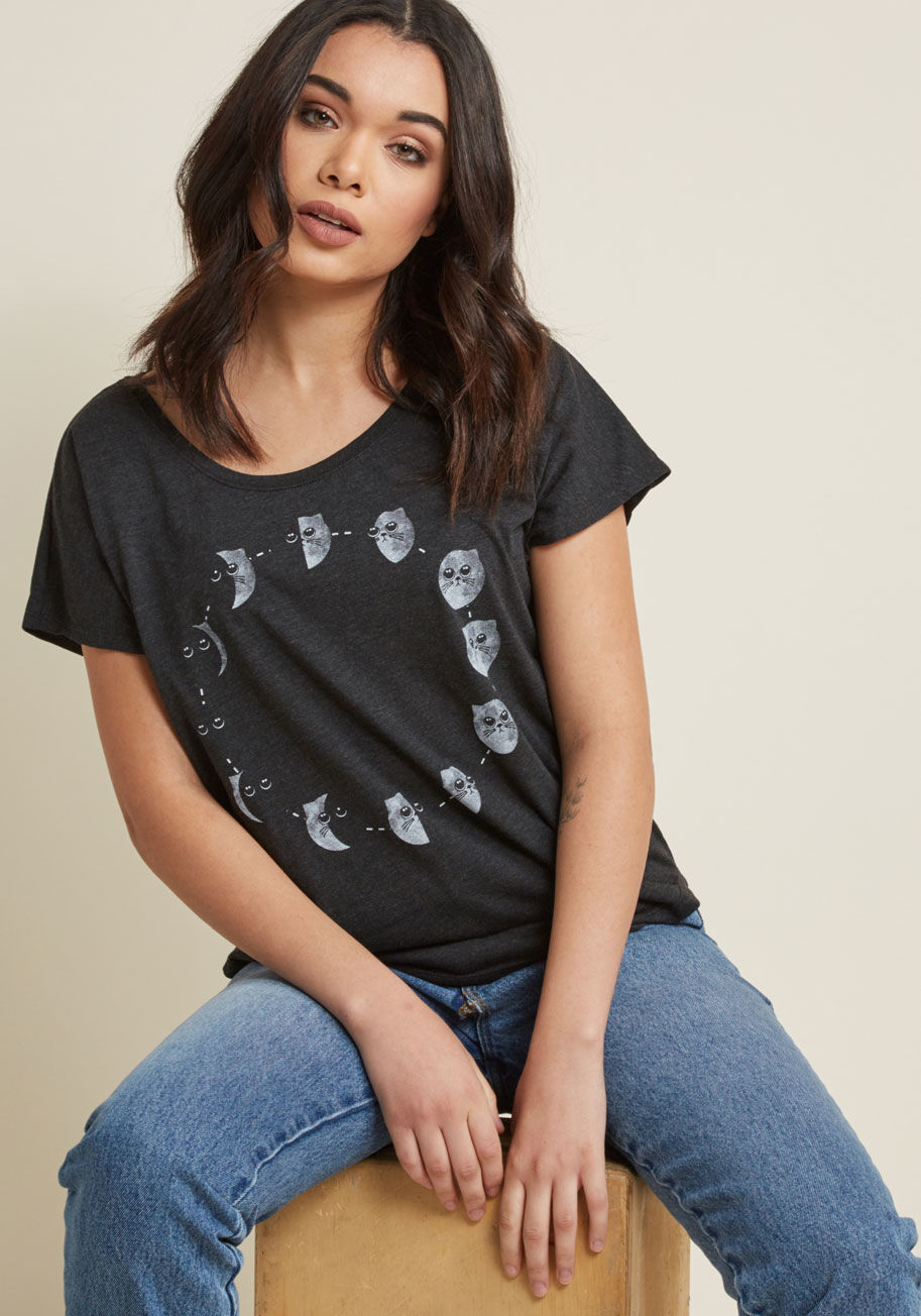 D6555 - This grey graphic tee appeals to both the celestial enthusiast and the feline fanatic! Atop the slub-fit silhouette of this casual tee is a collection of kitty visages arranged