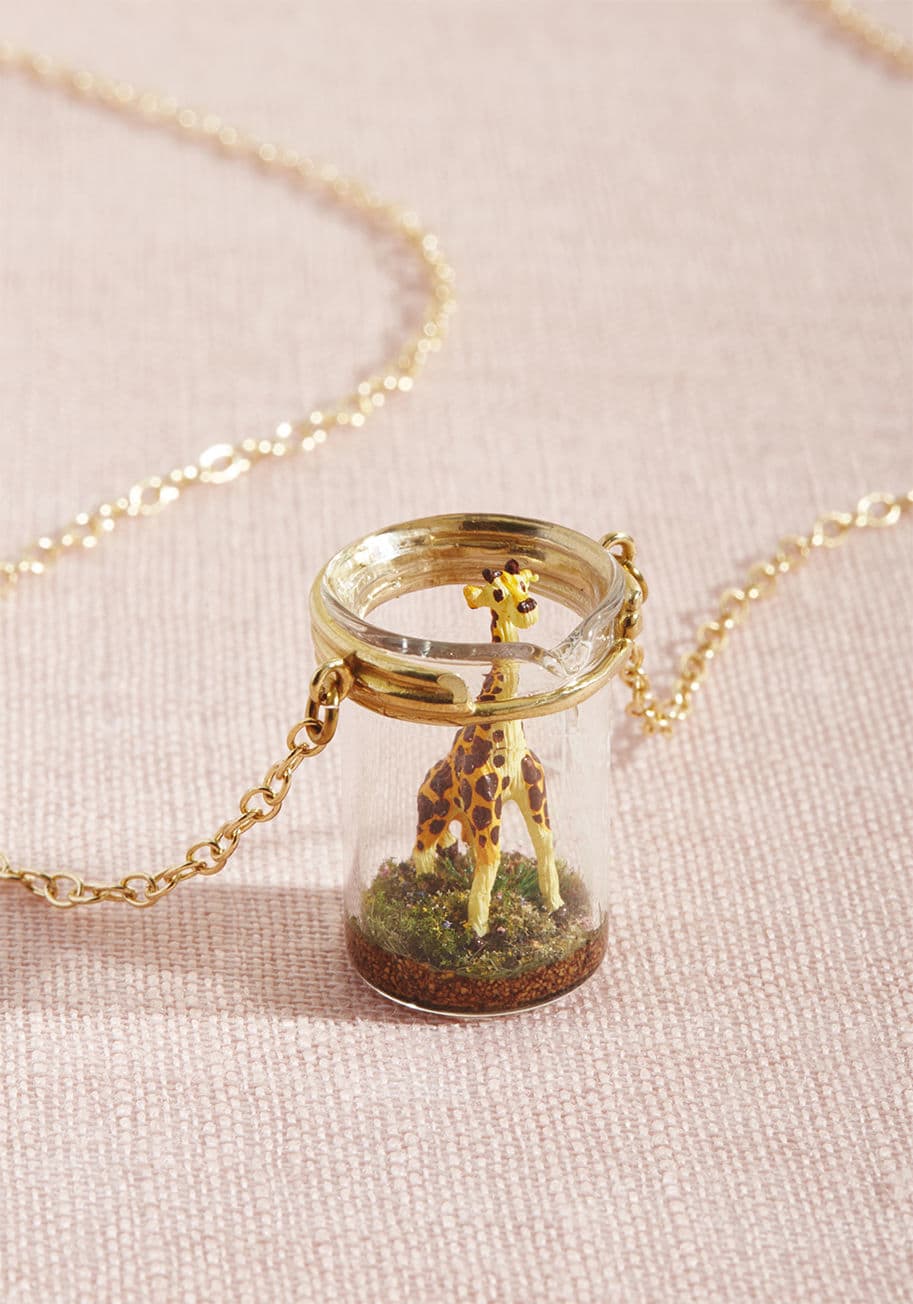 DI-Giraf-5m-BR - Combine your favorite aspects of science and style by sporting this darling brass necklace. With a borosilicate beaker pendant featuring a 3D printed and hand-painted giraffe astride a bed of moss, this necklace is the perfect diorama to depict your own u