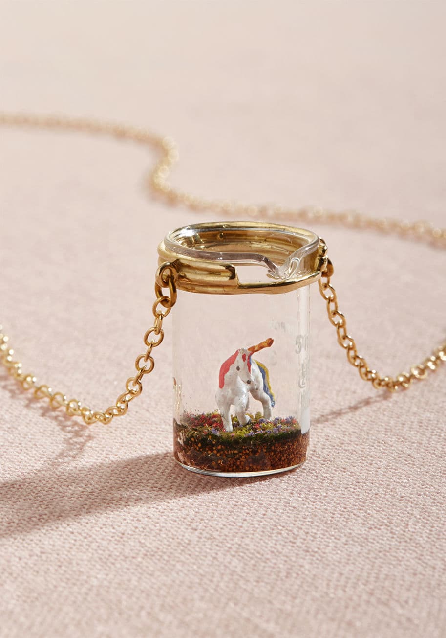 DI-Unico-5m-BR - Combine your favorite aspects of science and style by sporting this darling brass necklace. With a borosilicate beaker pendant featuring a 3D printed and hand-painted unicorn astride a bed of moss, this necklace is the perfect diorama to depict your own u