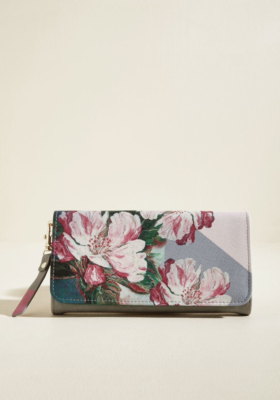 FRA WAL - Tucking this pink, grey, and periwinkle floral pocketbook by Disaster Designs into your purse is a sure way to start any artful outing off with a bang! Adorned with gold hardware and multicolored blooms that capture the look of brushstrokes - and spaces i