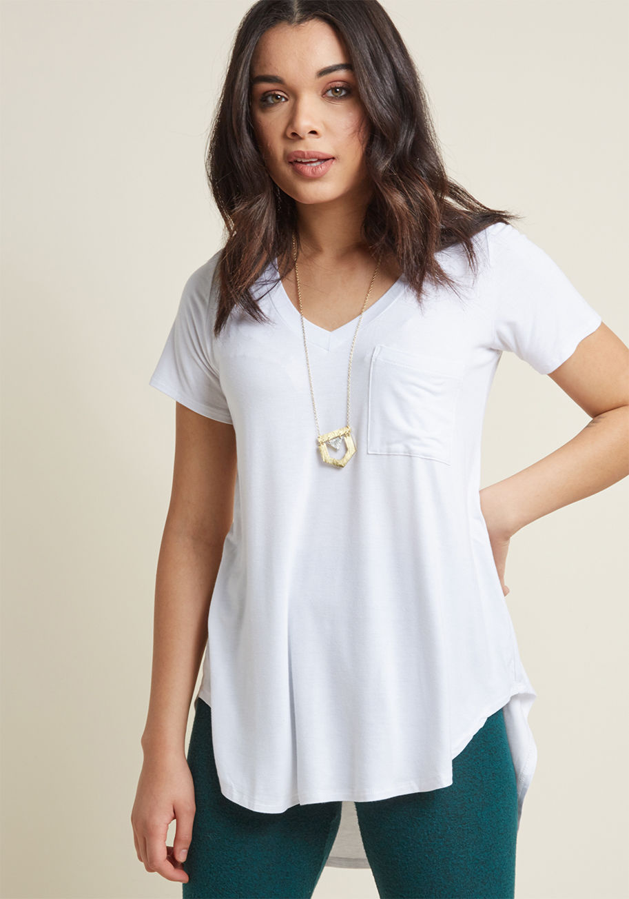 This white tee is dedicated to a life of relaxation! Yours to call on anytime you&rsquo;re struck with the urge for comfiness, this roomy, high-low-hemmed shirt is soon to be your favorite basic. by FT-3107