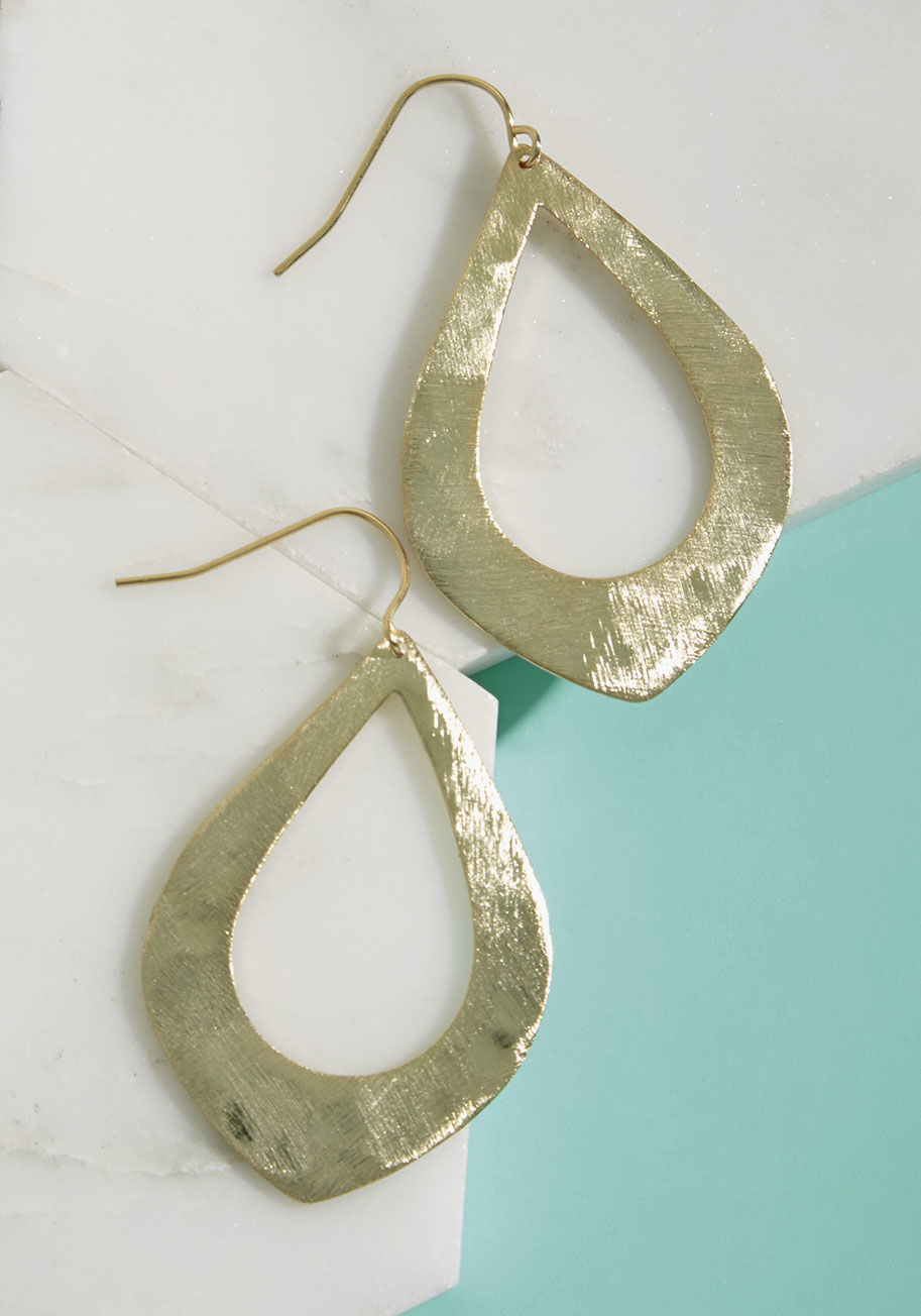 IE3917GD - Taking these 14k gold-plated earrings with you wherever you go is a no-brainer - their standout style is both versatile and vogue! With a brushed-and-hammered finish and sophisticated teardrop cutouts, this wear-everywhere pair is pretty much perfection.