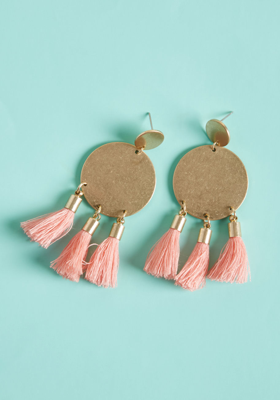 IE4804WGPK - Anytime these tassel earrings are introduced into your look, the circumstances will become exceedingly more stylish! Secured by circular posts and showcasing bright pink fringes, this golden pair sure is a spectacle.