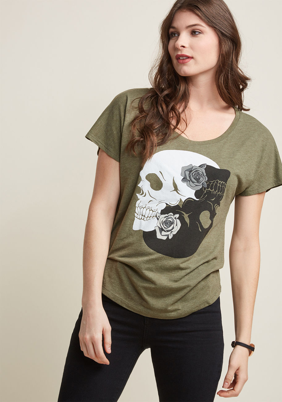 IMF0160047B - Harmony makes everything better, from the perfect ratio of coffee and milk to the elegantly macabre motif of this green graphic tee. Two skulls touched with grey roses gives an edgy nod to the principle of yin and yang atop this slub-fit T-shirt, remindin