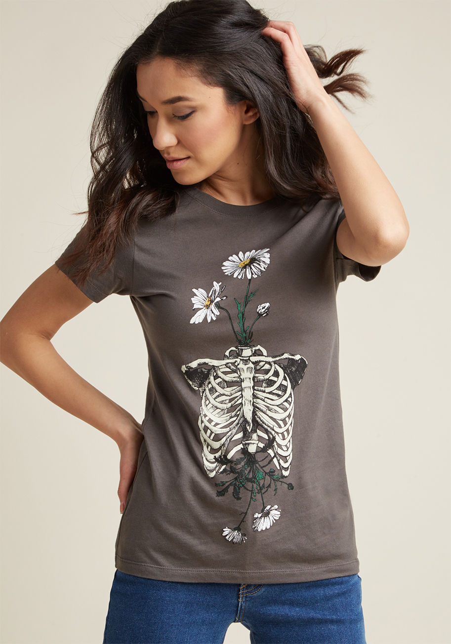 IMSS160188B - Think this grey graphic tee is more than meets the eye? Well, you're right! A comfy cotton T-shirt that's anything but basic, this top gets a macabre twist with its eerie motif of daisies blooming from bones. How about that!