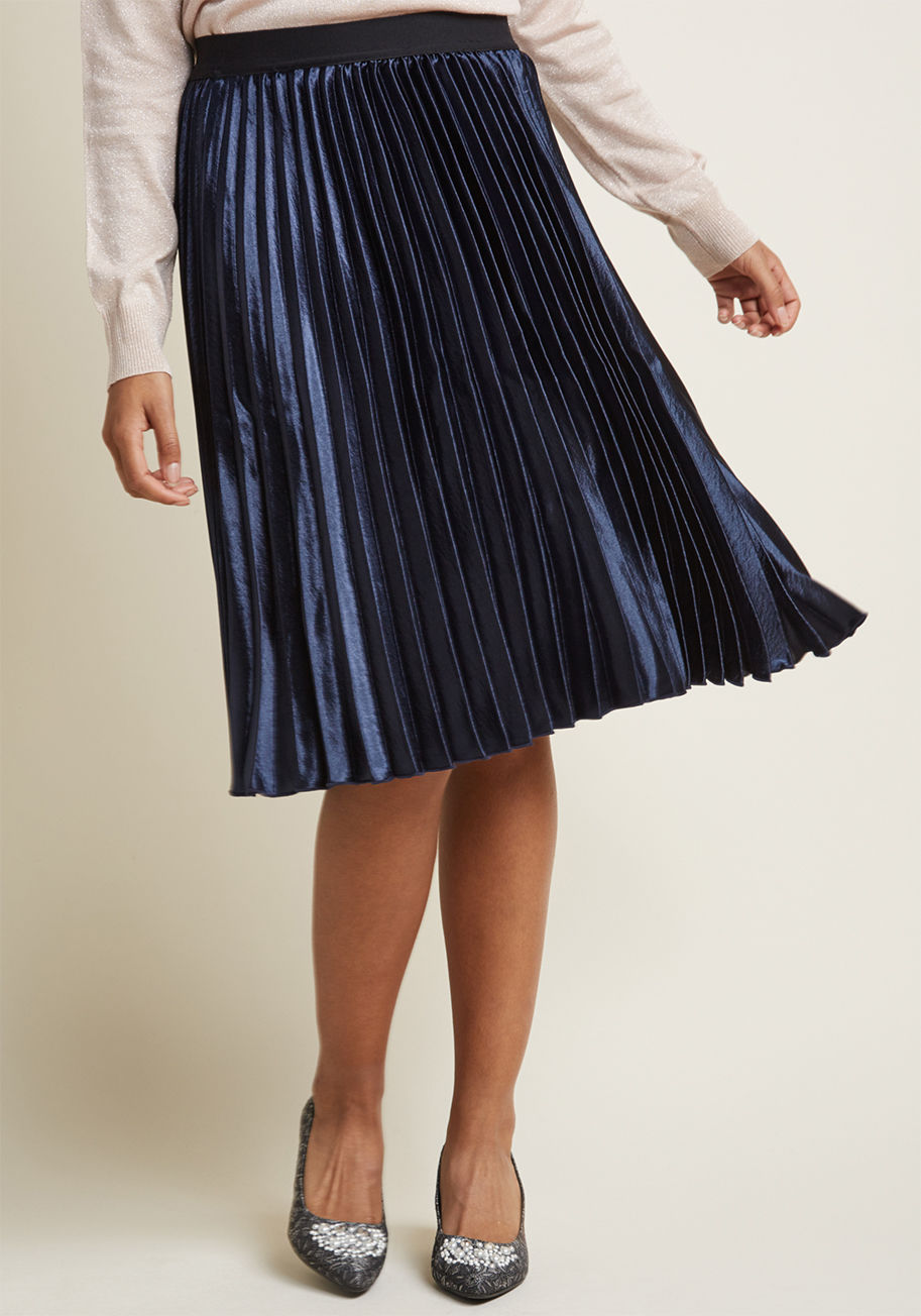 Kamea Satin - When it comes to the look of your dreams, only one fabric will do - meaning this navy blue satin skirt by UK brand Louche is an absolute must-have! Known for their playful details, Louche delivers this elasticized-waisted, accordion-pleated midi, whose cl