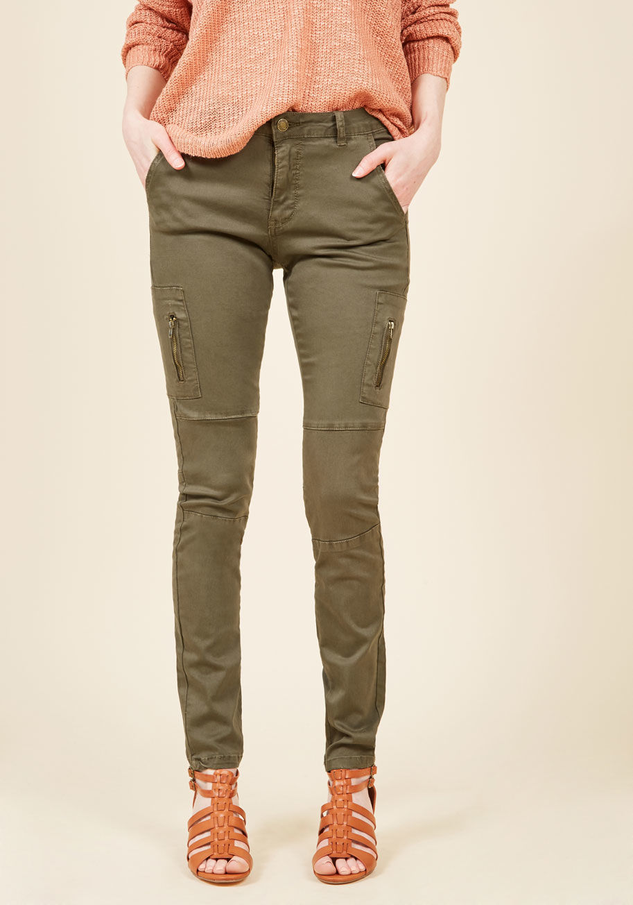 LJN-360CARGOKH - It&rsquo;s a beautiful thing when fashion meets function, and these olive green skinnies are perfect proof. Take a sec to admire the plentiful pockets - including side-zipped pouches - and dimension-creating knee panels of these stretch-touched pants. Wha