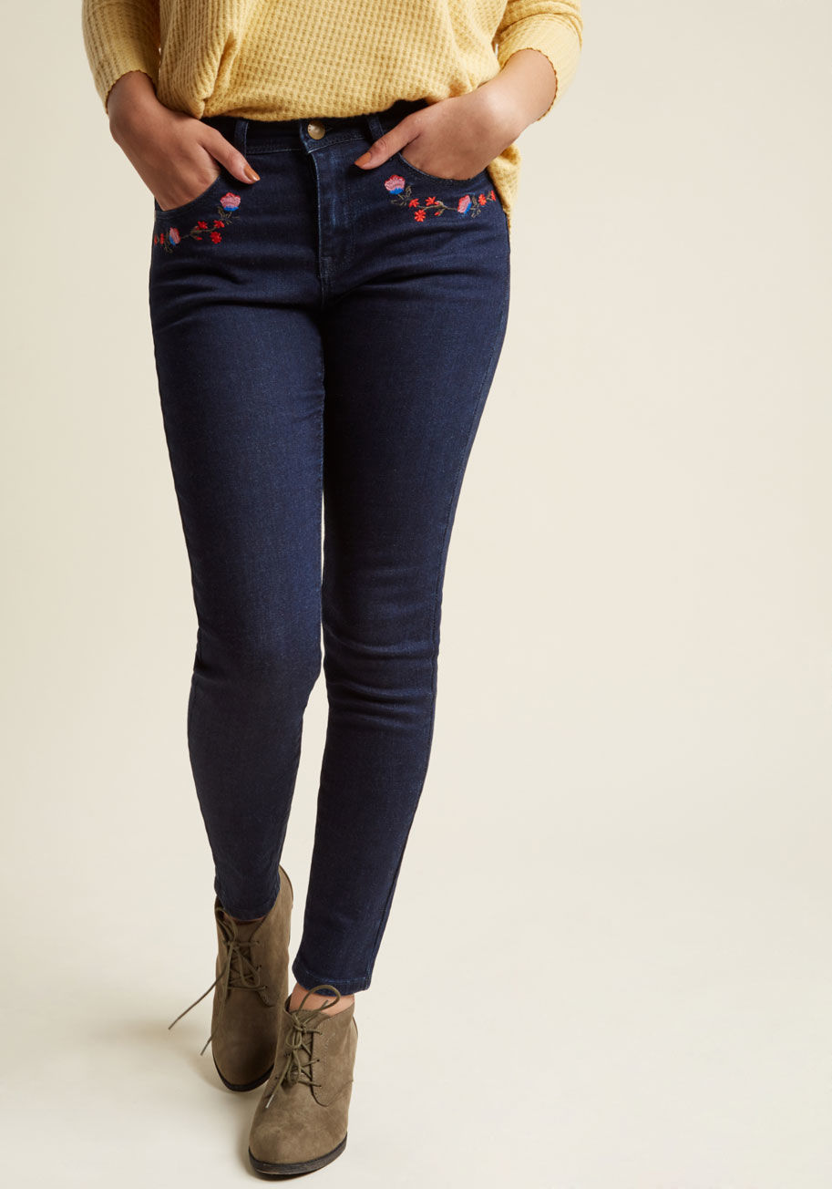 MCB1207C - For someone with such acute attention to detail, these dark wash skinnies are a real delight! Their front pockets are trimmed with folksy floral embroidery - the just-right amount of flair to make these stretch jeans from our ModCloth namesake label your 