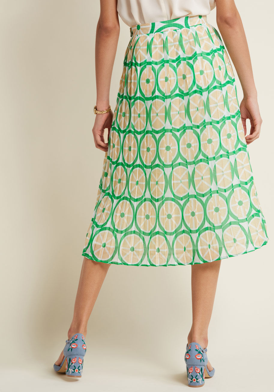 MCB1364 - An outgoing gal like yourself enjoys chatting about anything, but your fave topic happens to be this pleated midi skirt! A eye-catching piece from our ModCloth namesake label, this A-line mixes a green, beige, and white citrus pattern with subtle checkere