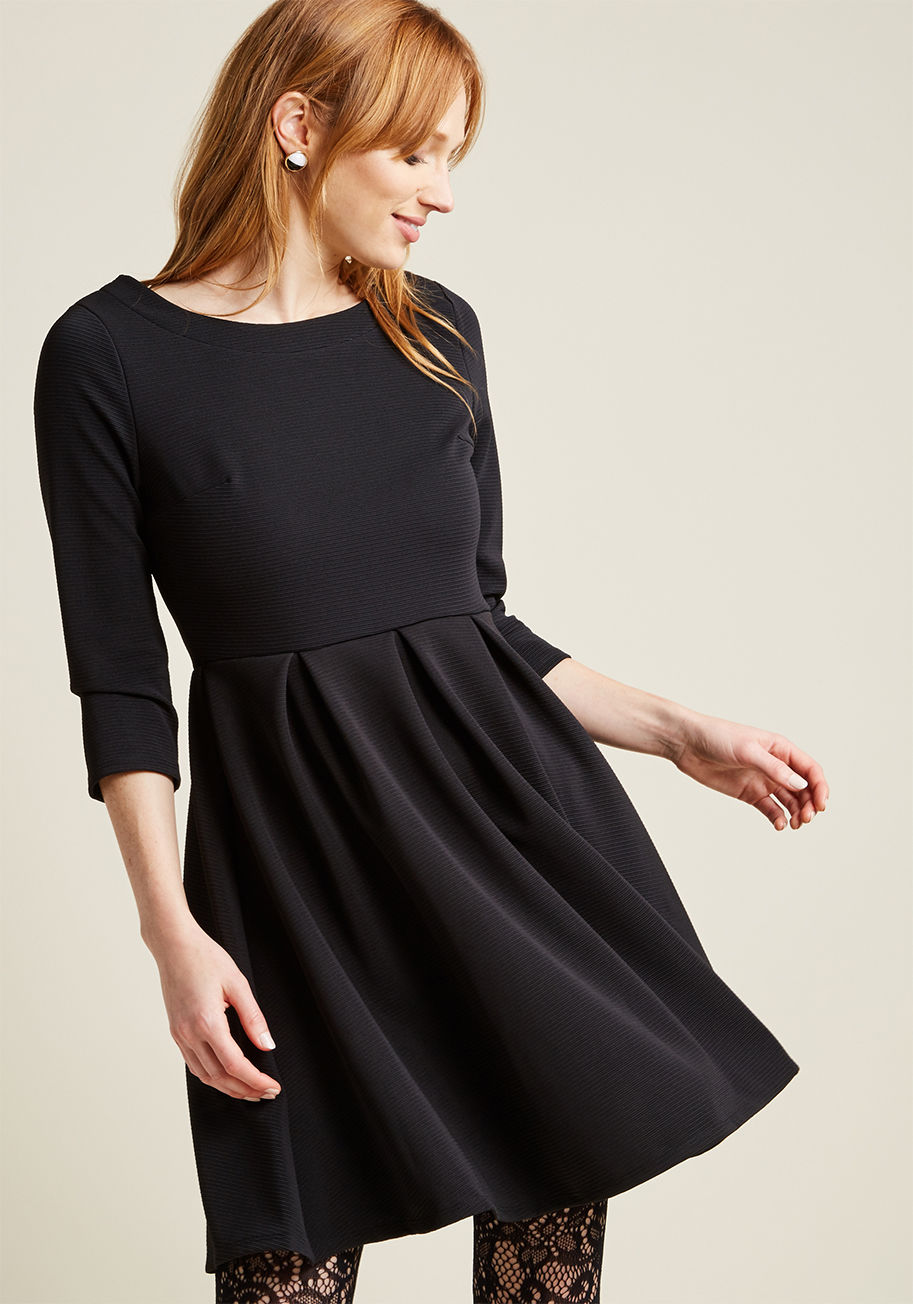 MDD1175 - The only thing better than the comfortable fit of this textured black dress is the variety ways