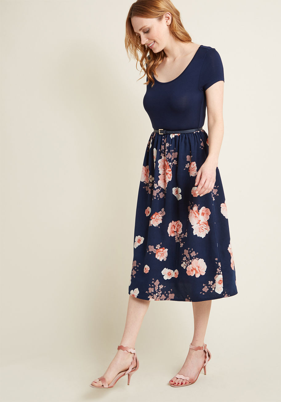 Mdd1215 - As you expertly mingle with the guests of your alfresco soiree, the floral print of your navy midi dress complements the open-air scene. A jersey knit bodice, a scoop neck, cap sleeves, and a belted waist further contribute to the loveliness of this ModCl