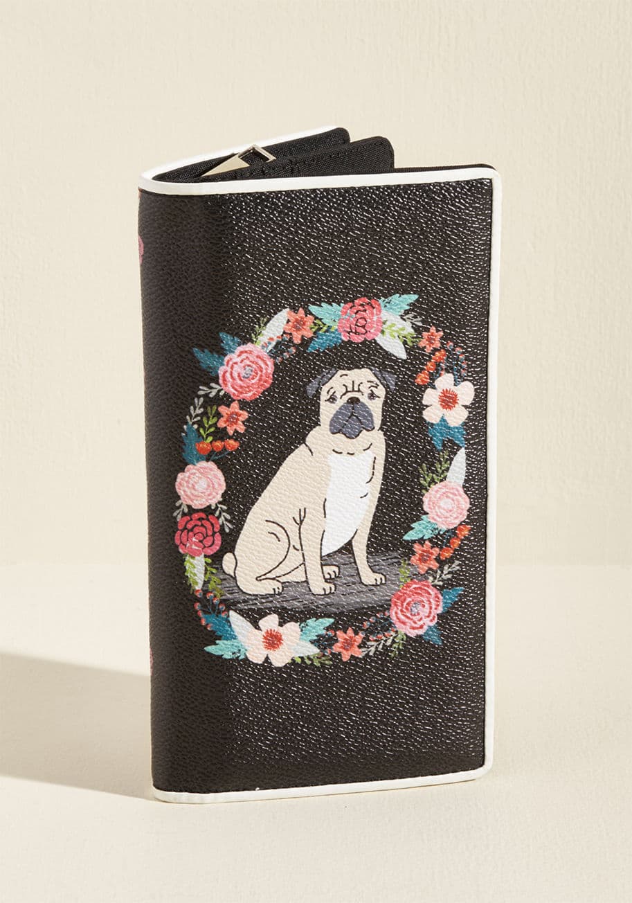 P67470UB - Tuck your cashflow into this black wallet so that retrieving it again is a stylish transaction! Featuring a pug wreathed