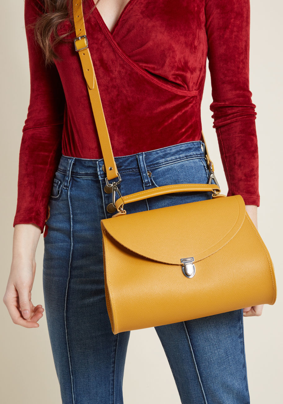 POPNA1218BNH10101 - Sleek English design with a retro, feminine twist - that's what this Poppy bag from The Cambridge Satchel Company promises, and it certainly delivers! Crafted from soft, textured leather