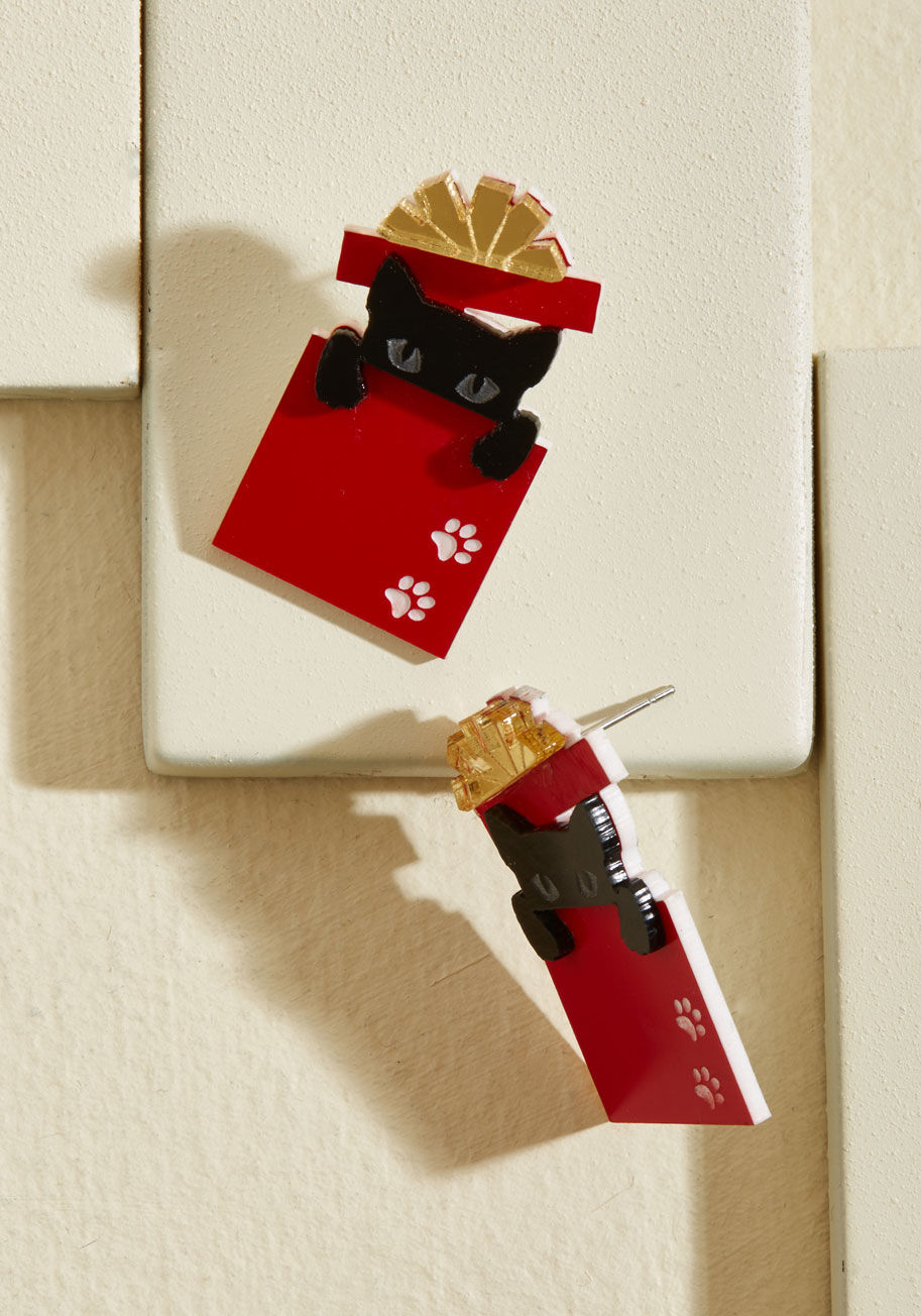 PS_KPR_01 - Come on, kitty earrings, come 'ere! The coy black cats peeking out from red packages make this pair of Vinca posts just too cute to handle. Topped with metallic gold bows and made