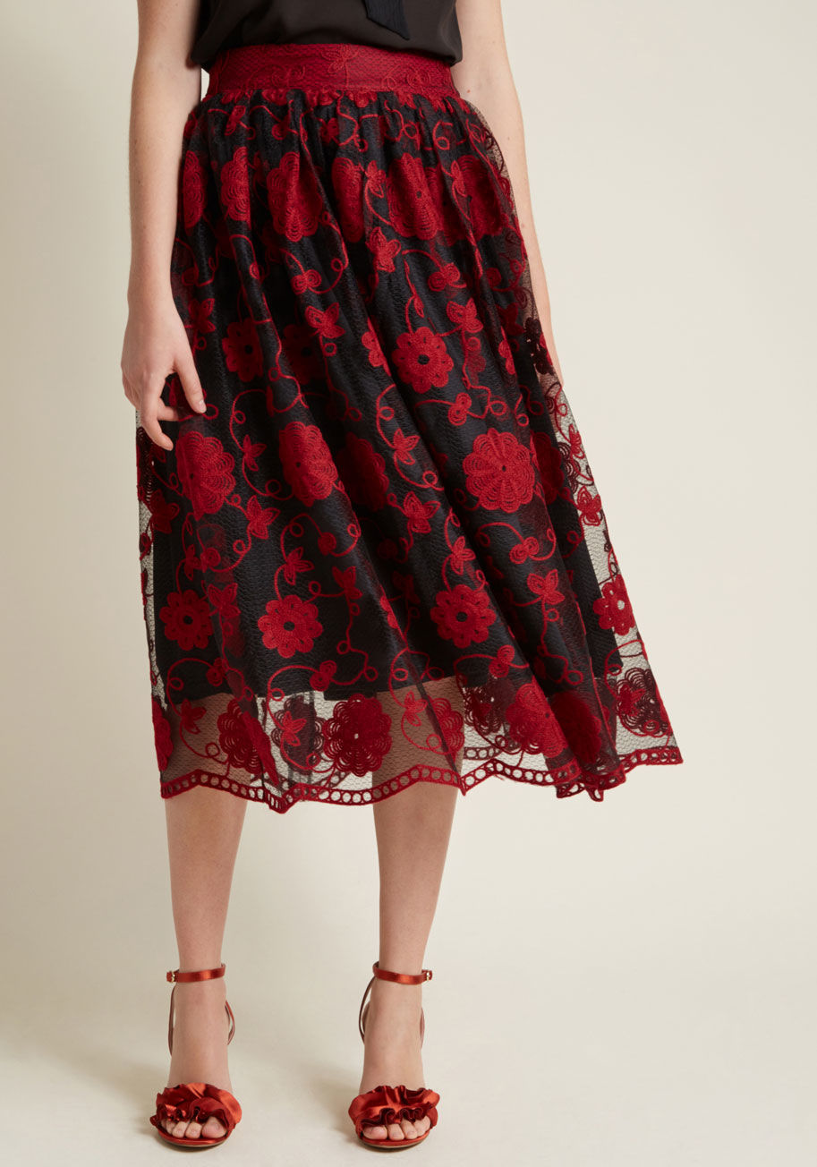 SKA3310 - Whether you adore detailing or prefer to keep things simple, you're sure to find this black midi skirt to your liking! Infused with retro femininity from its high waistline and A-line cut, to its gorgeous motif of embroidered red flowers, this nostalgic s