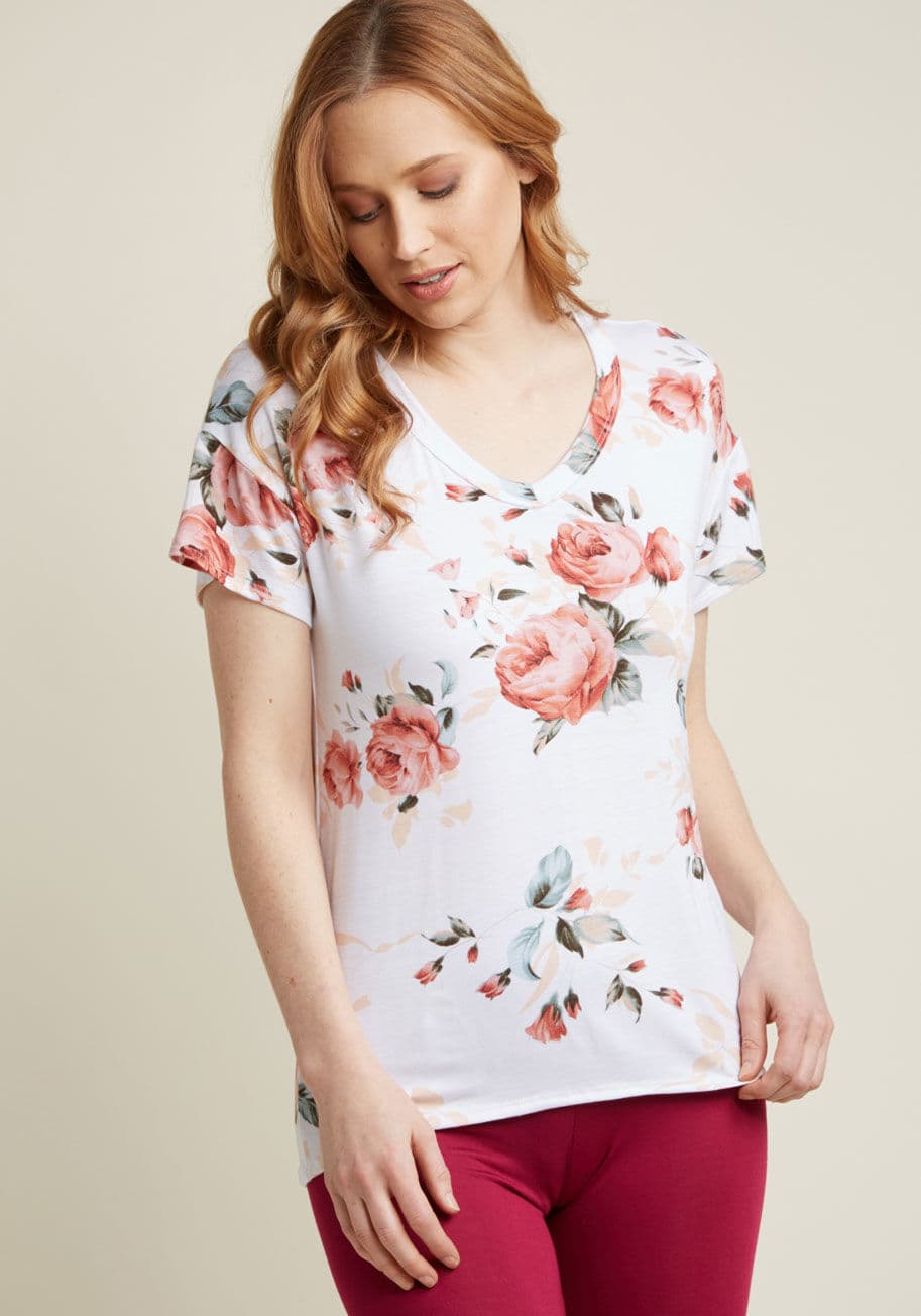 T6662R667 - Learning to create compelling bouquets? This ivory floral tee is a tasteful, simple top that shows you've got a passion for all things pretty! With big and bountiful blooms, a subtle V-neck, a high-low hem, and a soft knit, this refreshing tee prepares yo