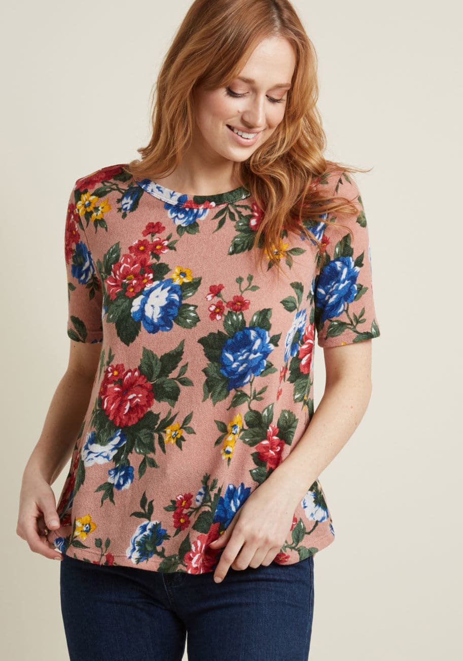 T9805TS103 - You&rsquo;ve already set the table with your favorite game - now all that&rsquo;s left is finding the right top to wear as you greet your guests. Knowingly, you don this pink T-shirt. The cozy knit fabric and cool-toned floral print of this ModCloth-exclu