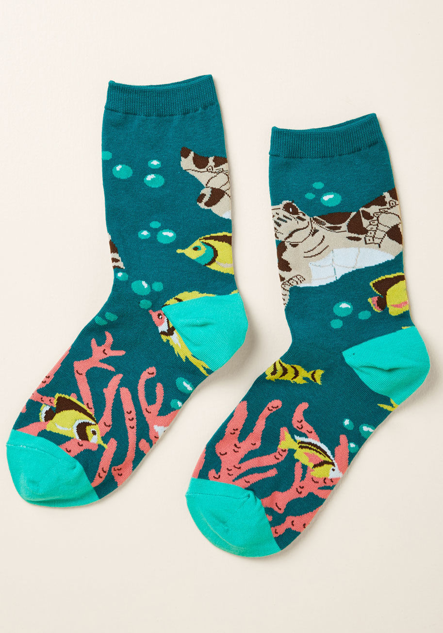 W0062 - Still workin' on getting your sea legs? Try these aqua socks on for size! The menagerie of bright fish, lovable turtles, and cute coral of this mint-capped pair encourage you to dive right into the realm of fun footwear.